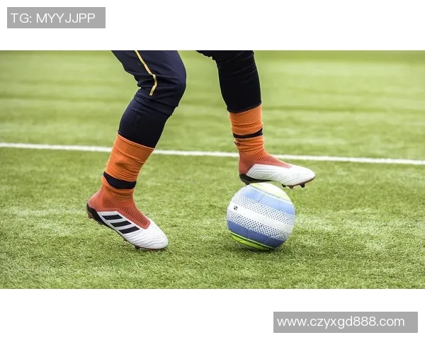 穿无鞋带足球鞋的球星们展现独特个性与非凡技术的完美结合 穿无鞋带足球鞋的球星们展现独特个性与非凡技术的完美结合